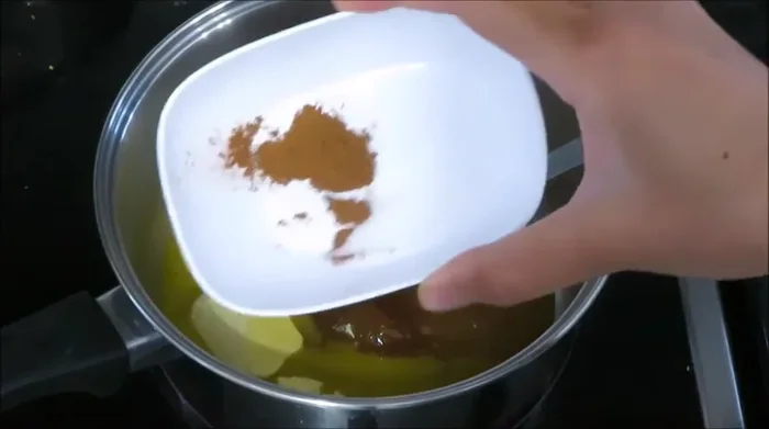 Cho đường, muối và bột quế vào.