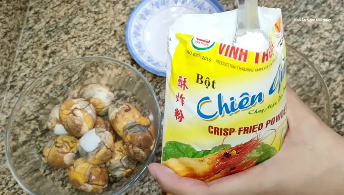 Pha bột: Cho bột chiên giòn vào nước luộc trứng (có thể thêm nước nếu cần). Trộn đều.
