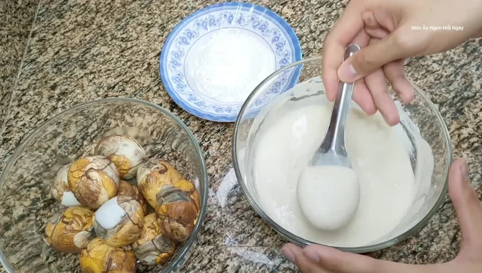 Làm nước sốt: Phi thơm tỏi, hành lá với dầu ăn. Thêm bơ thực vật/bơ lạc, tương ớt, tương cà chua, bột ngọt, đường, nước mắm. Nấu cho đường tan.