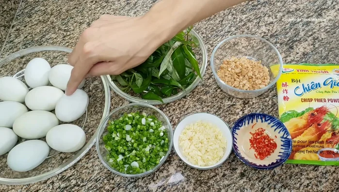 Luộc trứng vịt lộn: Rửa sạch trứng, cho vào nồi nước lạnh, đun sôi rồi hạ lửa nhỏ, luộc từ 30-40 phút.