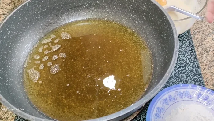 Chiên trứng: Lăn trứng qua hỗn hợp bột, sau đó chiên vàng đều trong chảo dầu nóng. Chú ý giữ mề không bị rớt ra.