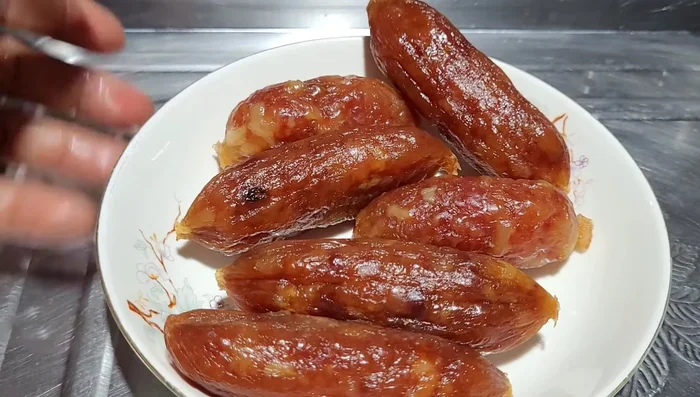 Cắt lạp xưởng thành từng khúc vừa ăn (38.8)