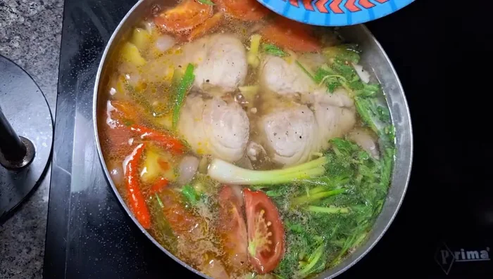 Cho phần cà chua còn lại vào.