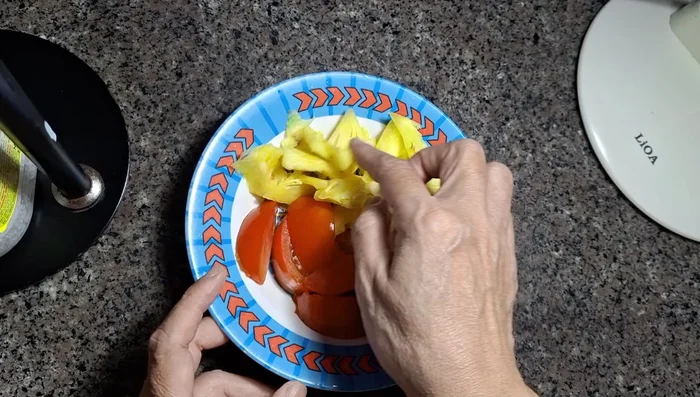 Rửa sạch thơm, cắt lát mỏng. Cà chua bổ múi cau.