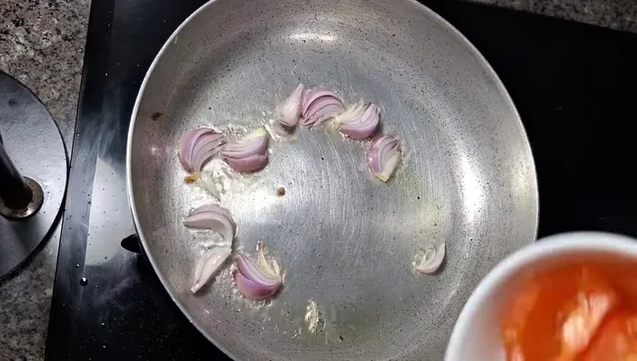 Cho cà chua vào xào.