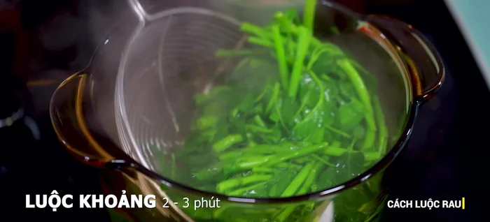 Cho rau muống vào luộc khoảng 2-3 phút cho đến khi rau chín tới.