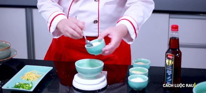 Chuẩn bị nước luộc rau cải: Cho 1.5 lít nước vào nồi, thêm 10g đường. Đun sôi.