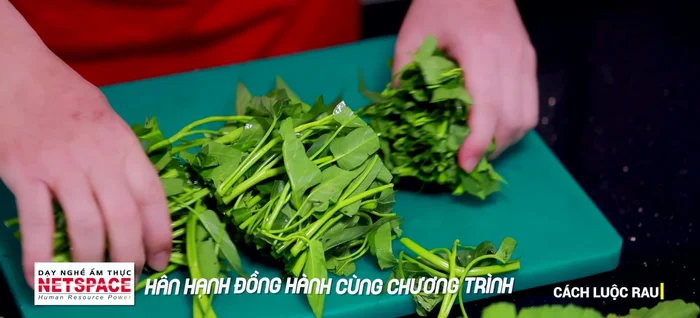 Rửa sạch rau muống và rau cải bẹ xanh. Cắt rau muống thành từng khúc. Cắt rau cải làm 3 phần.