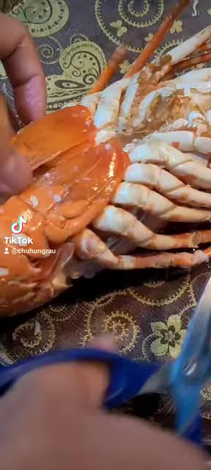 Nếu muốn nướng: Sau khi luộc 20 phút, lấy tôm ra nướng cùng phô mai để tăng thêm hương vị.