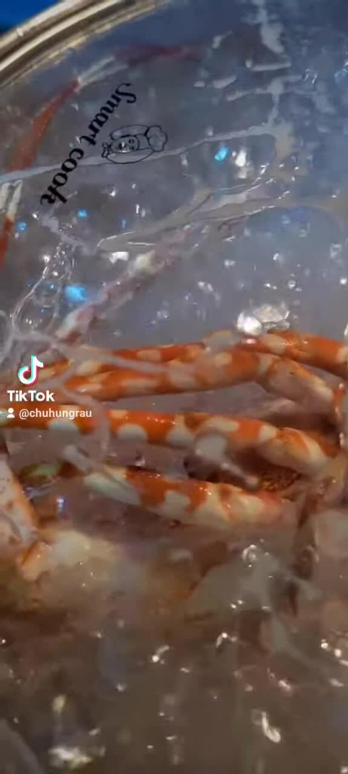 Luộc tôm hùm: Cho một ít nước vào nồi, luộc tôm khoảng 30 phút (hoặc 20 phút nếu muốn nướng sau đó).