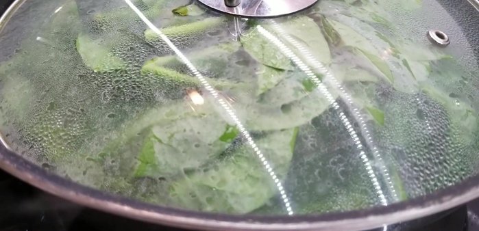 Cho mồng tơi vào, đậy vung, đun lửa lớn từ 1 phút 30 giây đến 2 phút. (Lưu ý: đối với rau muống cần 3 phút)