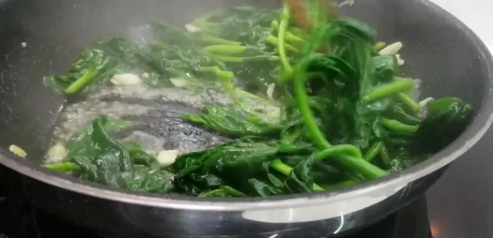 Thêm 10 gram dầu hào, 1 gram muối, 2 gram bột ngọt. Đảo đều trong khoảng 30 giây để gia vị ngấm.