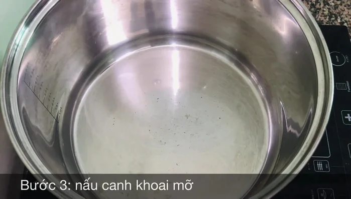 Nấu canh: Cho khoai mỡ vào chảo xào sơ. Sau đó, cho khoai mỡ vào nồi, thêm 2 lít nước, đun sôi.