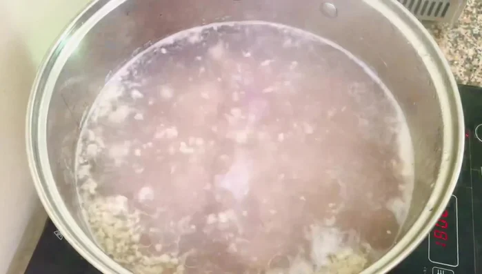 Nêm nếm: Thêm ½ muỗng canh muối, 1 muỗng canh hạt nêm, 1 muỗng canh đường, nêm nếm lại cho vừa ăn.