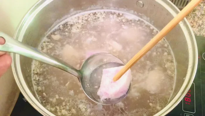 Tắt bếp, rắc ngò gai, ngò ôm, ngò rí lên trên.