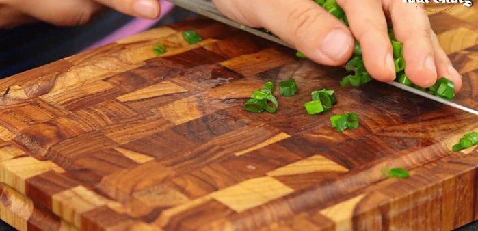Cắt nhỏ hành lá, hành tím cắt lát để làm hành phi.