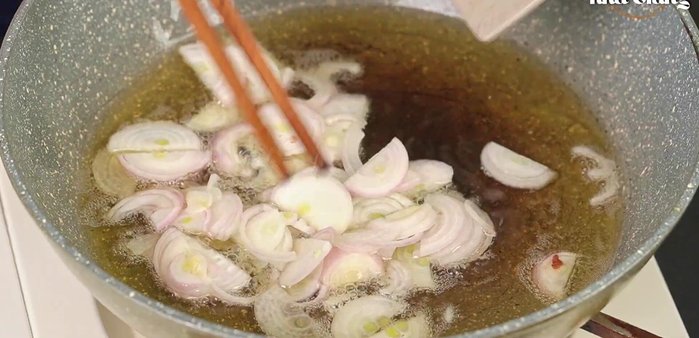 Phi hành tím cho đến khi vàng nhẹ, vớt ra để ráo dầu.