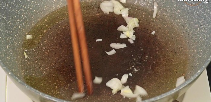 Xào hành tím thơm, cho gà vào đảo cùng, nêm nếm gia vị, đảo với lửa vừa.