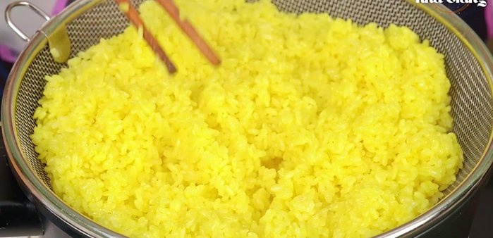 Cho xôi vào chảo, thêm 2 muỗng dầu hành, trộn đều.