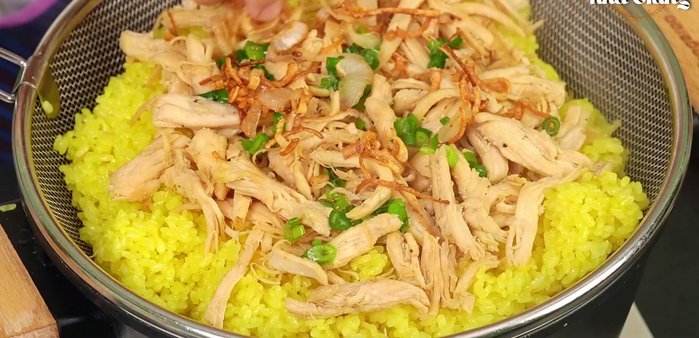 Rưới dầu hành lá, rắc hành phi lên trên, thưởng thức.
