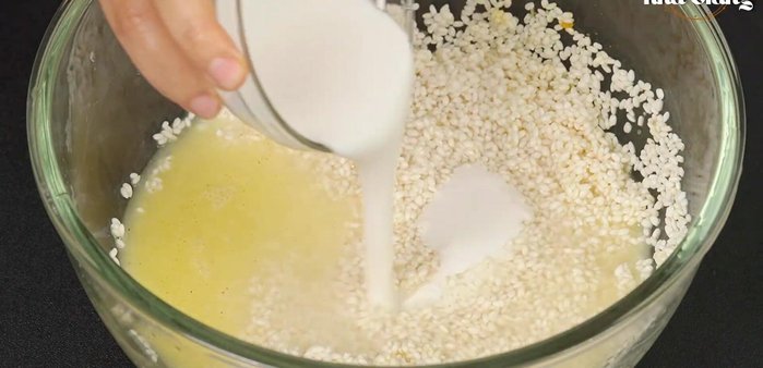Cho 150ml nước, 100ml nước cốt dừa vào nếp, trộn đều và để ngâm khoảng 10 phút.