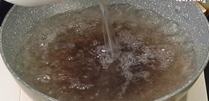 Trụng gà với nước sôi có vài lát hành tím đập dập khoảng 2 phút cho hết mùi tanh.