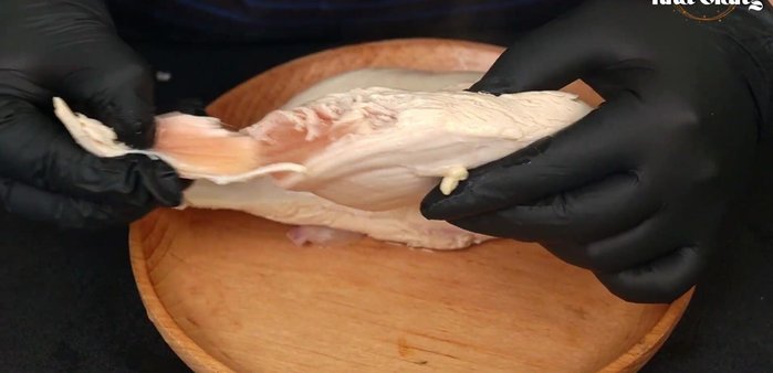 Xé gà thành từng miếng vừa ăn (xé hơi to vì khi ướp gà sẽ teo lại).