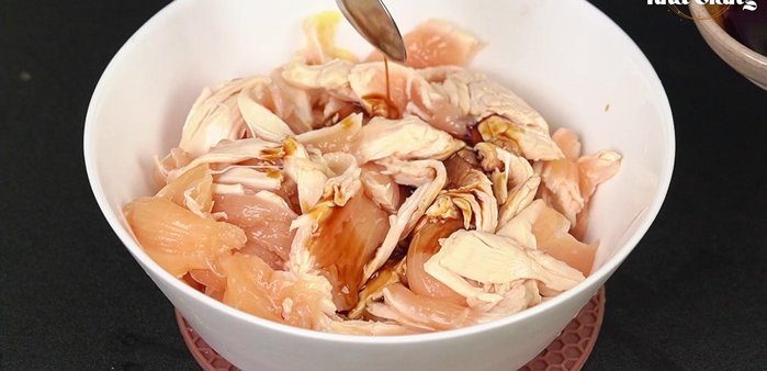 Ướp gà với 2 muỗng nước tương, 1 muỗng đường, 1 muỗng hạt nêm, xíu tiêu, ướp trong 20 phút.