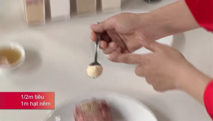 Ướp thịt bò với tiêu, hạt nêm, nước tương, nước hành tỏi băm. Thoa đều và quấn tròn thành cây thịt đường kính 3-4cm bằng chỉ cotton.