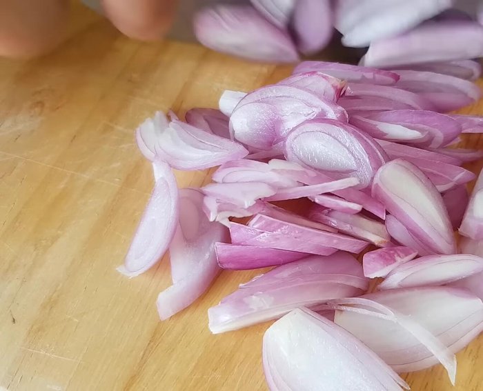 Cắt hành tím, hành lá, cà rốt thành sợi hoặc lát mỏng.