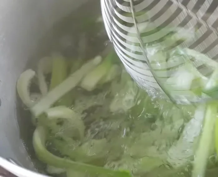 Trụng rau cải và giá đỗ trong nước sôi.