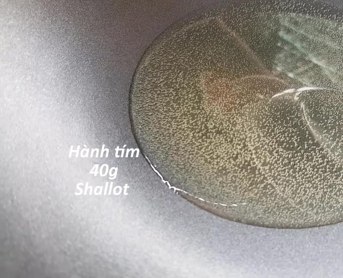 Phi thơm hành tím băm với dầu ăn.