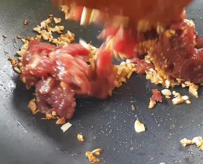 Làm nước sốt: Cho dầu hành phi, nước tương, dầu hào, hạt nêm, đường, bột ngọt, tương ớt, tiêu xay, nước lọc vào chảo, đun sôi khoảng 2 phút.