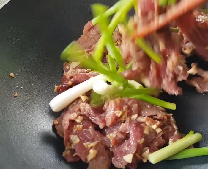 Cho hành lá vào xào cùng.