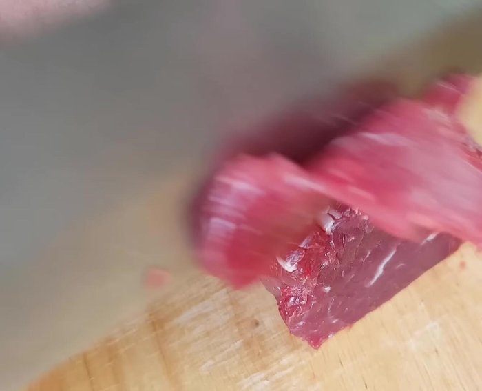 Thái thịt bò thành lát mỏng, ướp với tỏi băm, hạt nêm, đường, nước tương, dầu hào, tiêu xay khoảng 15 phút.