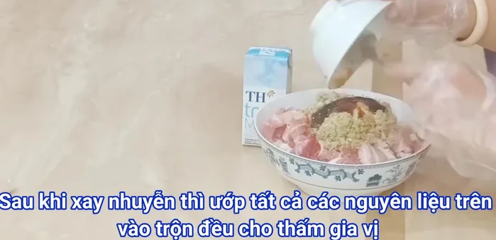 Ướp thịt với các nguyên liệu đã xay nhuyễn, nước mắm, hạt nêm, tiêu, đường, dầu hào, mật ong, nước hàng, sữa tươi. Bọc kín, để ngăn mát tủ lạnh 3-4 tiếng (tốt nhất là qua đêm).