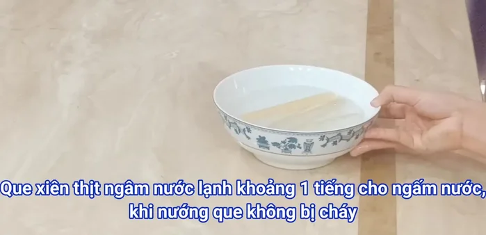 Ngâm que xiên trong nước lạnh khoảng 1 tiếng.
