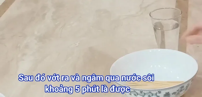 Vớt que xiên ra, ngâm qua nước sôi 5 phút.