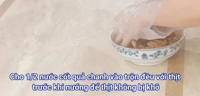 Trộn thịt ướp với 1/2 nước cốt chanh.