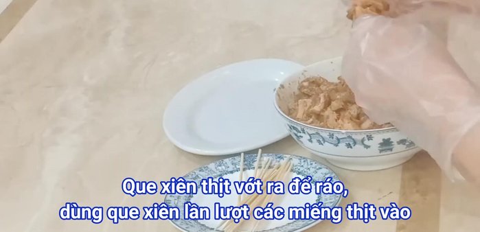 Xiên thịt vào que.