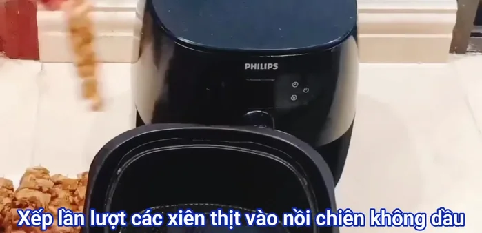 Xếp xiên thịt vào nồi chiên không dầu. Nướng ở 180 độ C trong 15 phút.