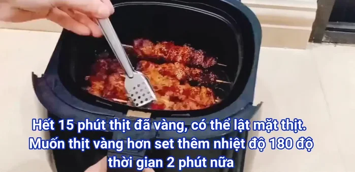 Lật xiên thịt và nướng tiếp 2 phút ở 180 độ C nếu muốn thịt vàng hơn.