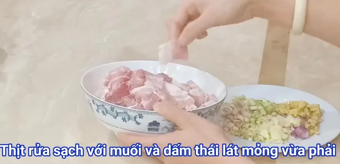 Rửa sạch thịt với muối và dấm, thái lát mỏng vừa phải.