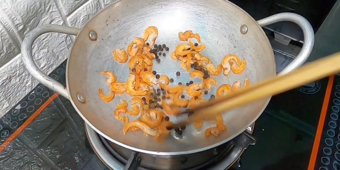 Rang tôm khô với tiêu đen khoảng 3 phút cho thơm.