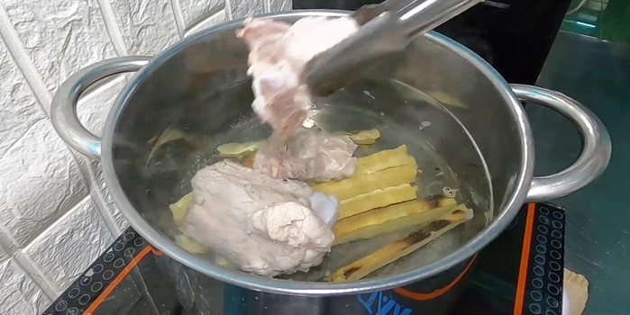 Nấu nước dùng: Cho mía, xương, khô mực, hành tây, tôm khô, tiêu vào nồi, hầm khoảng 1 tiếng 30 phút - 2 tiếng. Sau 30 phút, vớt bọt để nước trong. Cho xương cá và đầu cá vào hầm cùng.
