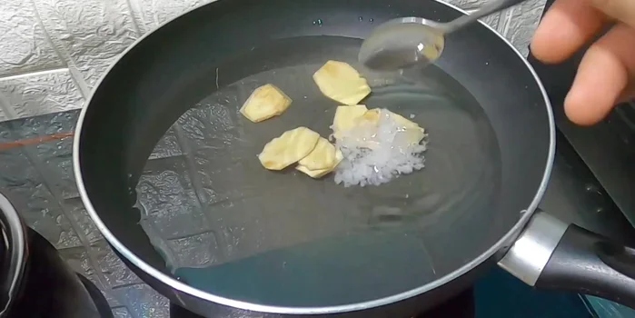 Trụng cá: Cho cá vào nước sôi với gừng, muối, giấm gạo (khoảng 1 vá ăn lẩu). Đun ở nhiệt độ khoảng 80 độ C, 2-3 phút cho cá chín tới, không để sôi sùng sục. Vớt ra ngâm nước đá cho cá chắc.