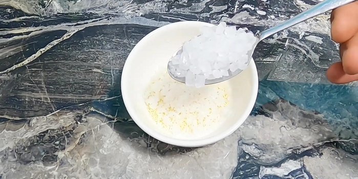 Nêm gia vị nước dùng: Bột ngọt, hạt nêm, muối hột, đường phèn. Thêm mía nướng vào để nước dùng thơm ngọt. Vớt xương ra, thêm nước cho đủ 3 lít. Nêm nếm lại theo khẩu vị.