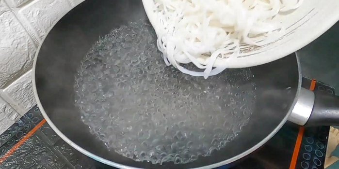 Trụng hủ tiếu. Cho hủ tiếu vào tô, xếp cá, chả cá, tôm, hành, tóp mỡ, hành phi, tỏi phi lên trên. Cho rau nêm, tiêu, chan nước dùng.
