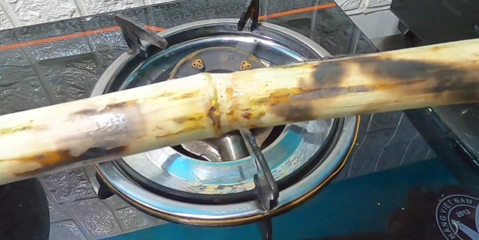 Nướng mía khoảng 5-7 phút cho đến khi vàng, nướng khô mực cho thơm. Trần xương qua nước sôi 2-3 phút, rửa sạch.