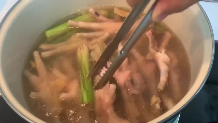 Ngâm chân gà vào nước đá lạnh để tạo độ giòn.